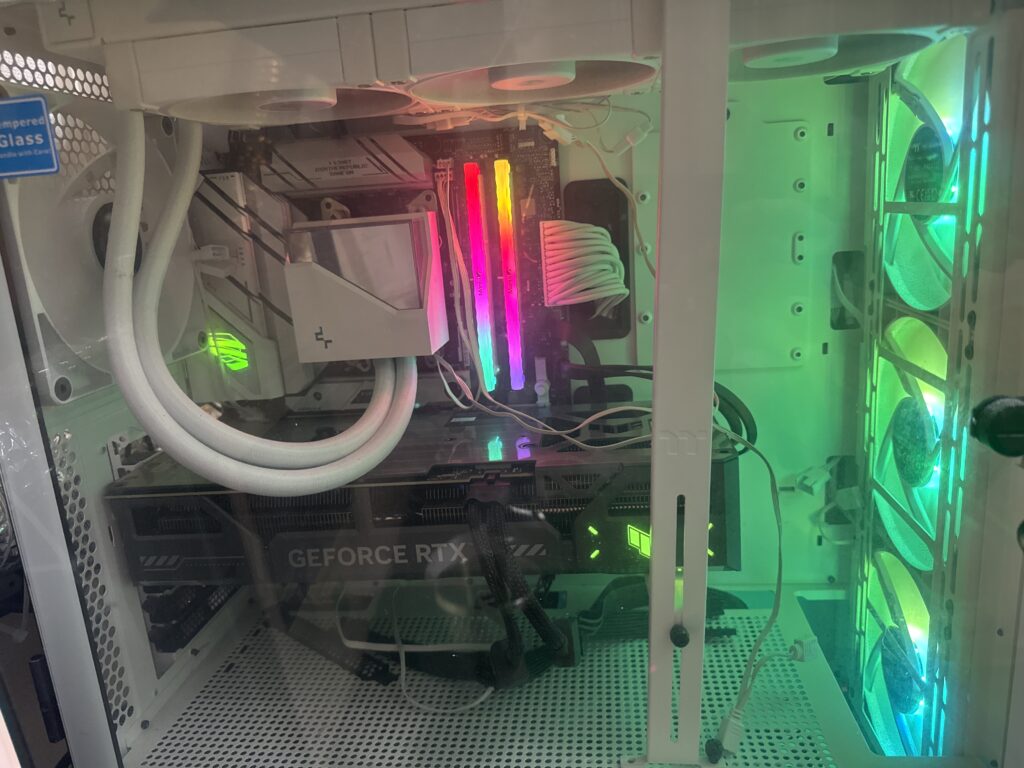 白いケースの中で光る簡易水冷とメモリ、RTX 5070を搭載した自作PCの内部